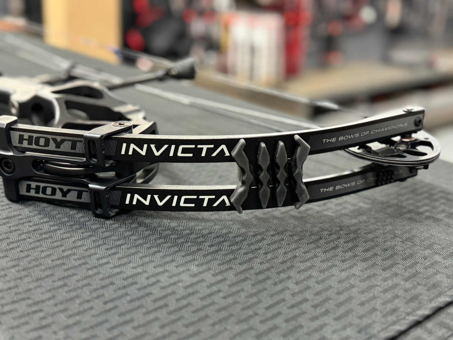 USED Hoyt Invicta